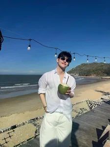 Huyen Baby Enjoys a Luxurious Beach Getaway with Friends: Stunning Summer Fashion and Glamorous Travel Moments - image 0