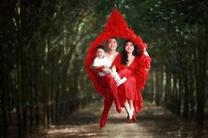 Timeless Elegance at 41: The Radiant Life of MC Hong Phuong - image 1
