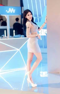 Chinese Influencer Goes Viral with Creative 'Artist in Apron' Photoshoot - image 0