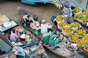 Exploring the River City Charm: Ngoc Trinh Visits Quoc Truong’s Scenic Hometown - image 3
