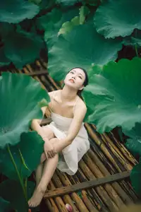 Ju Zi's Ethereal Beauty Amidst Lotus Blooms | YiTuYu Vol.8733 - image 0