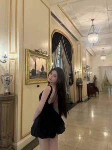 The Stunning Style Evolution of Hat De: Quyen Linh’s Youngest Daughter at 17 - image 3