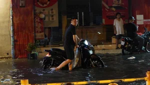 Rain or Shine: Ho Chi Minh City's Vibrant Weekend Spirit - image 24