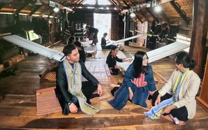 Designer Minh Hạnh and Singer Khang Ngọc: A Journey Honoring Ethnic Culture Through Vietnamese Art - image 2