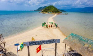 Discover the Magical Sandbar Path of Diep Son Island in Khanh Hoa - image 5