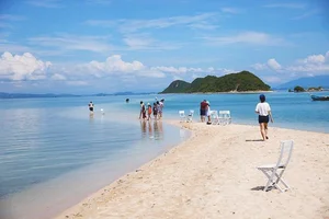 Discover the Magical Sandbar Path of Diep Son Island in Khanh Hoa - image 3