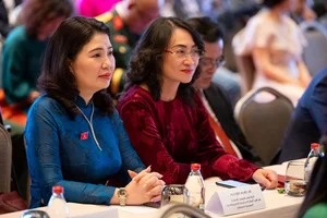 Vietnam National Assembly Chairman Meets Vietnamese Community in Turkey - image 0