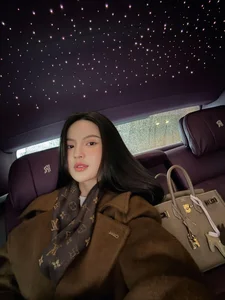 Exploring the Luxurious Lifestyle and Fashion of Influencer Chu Thanh Huyền - image 3