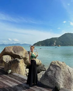 Ageless Elegance: How Yen Trang Redefines Travel Fashion and Youthful Style at 42 - image 9