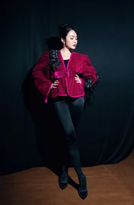 MC Thu Thủy Captivates at Vietnam International Fashion Week 2024 - image 0