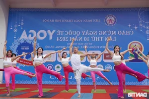 A Sea of Serenity: 2,000 Yoga Enthusiasts Gather for Mass Performance in Hanoi - image 0