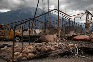 The Horror of Nature: Famous Tourist Destination Destroyed by Unstoppable Forest Fires - image 15