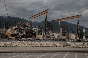 The Horror of Nature: Famous Tourist Destination Destroyed by Unstoppable Forest Fires - image 1