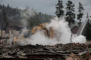 The Horror of Nature: Famous Tourist Destination Destroyed by Unstoppable Forest Fires - image 5