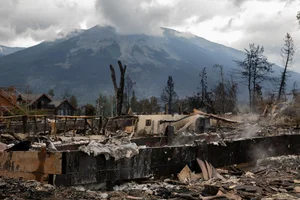 The Horror of Nature: Famous Tourist Destination Destroyed by Unstoppable Forest Fires - image 11