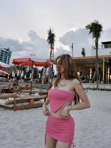 Elegant Beach Style Inspiration: Exploring Luxury Coastal Fashion and Celebrity Travel Trends - image 5