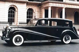 Celebrating a Century of Luxury: The Legendary Rolls-Royce Phantom Marks Its 100th Anniversary - image 13