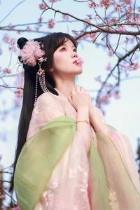 YITUYU Art Language 2024: The Aesthetic Beauty of Spring Cherry Blossoms and Strawberry Sago - image 7