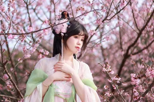 YITUYU Art Language 2024: The Aesthetic Beauty of Spring Cherry Blossoms and Strawberry Sago - image 5