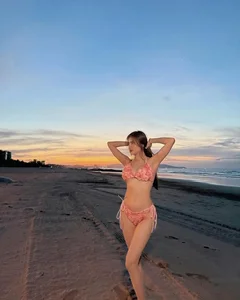 Le Khanh Chi: Cong Vinh’s Sister Radiates Beauty at 35 and Shares Her Hopes for a Peaceful Future - image 0