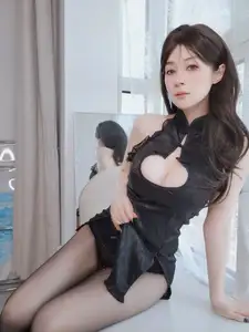 Coser Bai Yin 81: Alluring Pearl Cheongsam Elegance (46P-2V) - image 0