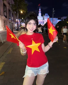 Rising Influencer Bảo Khuyên: The Viral 'Flex' and the Story Behind Her Stunning Social Media Presence - image 8