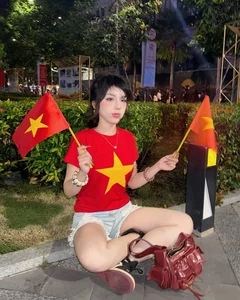 Rising Influencer Bảo Khuyên: The Viral 'Flex' and the Story Behind Her Stunning Social Media Presence - image 0