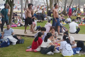 Vung Tau Beach Overwhelmed by Tourists During Tet Holiday Rush - image 6