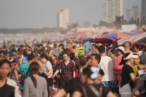Vung Tau Beach Overwhelmed by Tourists During Tet Holiday Rush - image 0