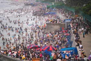 Vung Tau Beach Overwhelmed by Tourists During Tet Holiday Rush - image 4