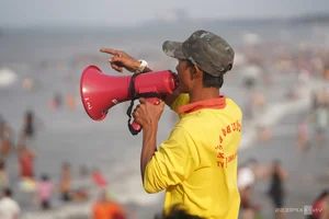 Vung Tau Beach Overwhelmed by Tourists During Tet Holiday Rush - image 5