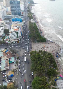 Vung Tau Beach Overwhelmed by Tourists During Tet Holiday Rush - image 10