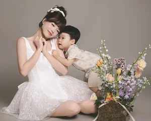 Vietnamese Celebrity Sam’s Postpartum Glow: Heartwarming Photos with Her Newborn Twins in a Stylish Nursery – Motherhood Inspiration and Family Bliss - image 0