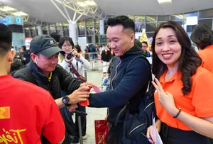 Vietnamese Fans Travel in Support of the ASEAN Cup Finals - image 0