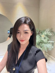 Vu Thanh Quynh Flaunts Her Toned Physique and Modern Style - image 1