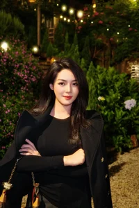 Vu Thanh Quynh Flaunts Her Toned Physique and Modern Style - image 2