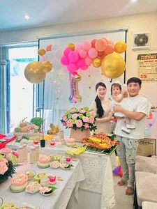 Actress Van Trang Radiates Elegance and Charm During Outing with Close Friends - image 9