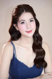 Actress Van Trang Radiates Elegance and Charm During Outing with Close Friends - image 7