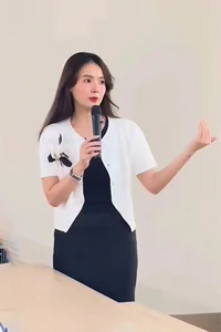 Classroom Elegance: How Midu Maintains Her Radiant Glow While Teaching - image 3