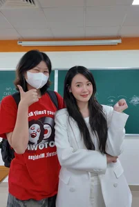 Classroom Elegance: How Midu Maintains Her Radiant Glow While Teaching - image 5