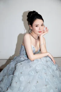 Classroom Elegance: How Midu Maintains Her Radiant Glow While Teaching - image 0
