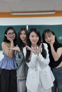 Classroom Elegance: How Midu Maintains Her Radiant Glow While Teaching - image 8