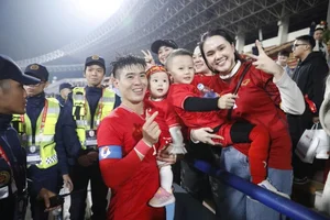 Vietnam National Team Triumphs at AFF Cup: Spotlight on the Captain’s Beautiful Wife - image 4