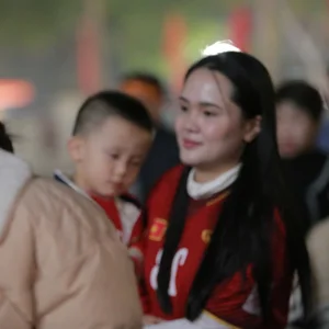 Vietnam National Team Triumphs at AFF Cup: Spotlight on the Captain’s Beautiful Wife - image 3