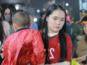 Vietnam National Team Triumphs at AFF Cup: Spotlight on the Captain’s Beautiful Wife - image 0