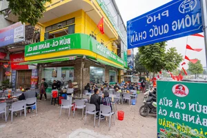 Hanoi’s Culinary Sensation: The Milk Fish Noodle Shop Selling 1,000 Bowls Daily - image 1