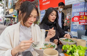 Hanoi’s Culinary Sensation: The Milk Fish Noodle Shop Selling 1,000 Bowls Daily - image 5