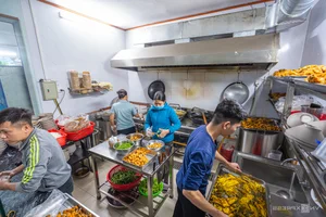 Hanoi’s Culinary Sensation: The Milk Fish Noodle Shop Selling 1,000 Bowls Daily - image 7
