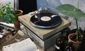 Vinyl Record Cafes: The Retro Trend Captivating HCMC Youth - image 1