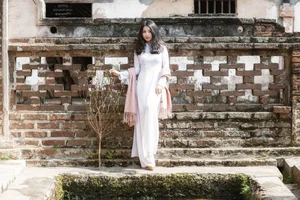 Elegant Vietnamese Tradition: Lê Thị Phương Thảo in Stunning Áo Dài Photography - image 5